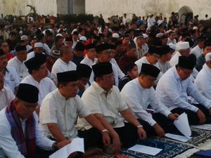 Ketua DPR Salat Gerhana di Benteng Marlborough