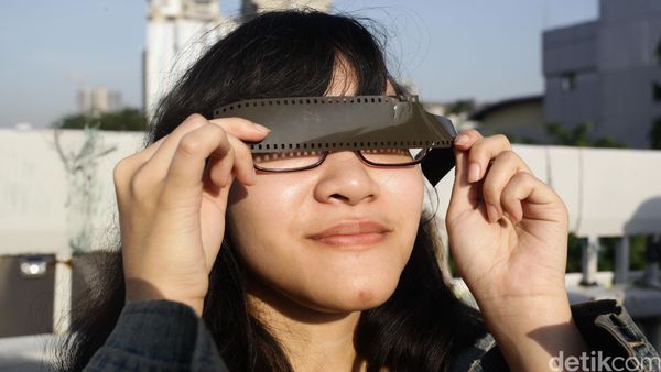 Warga Antusias Melihat Gerhana Matahari