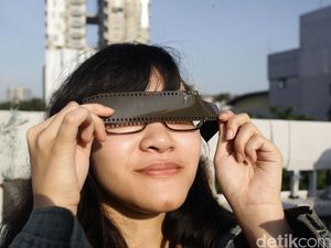Warga Antusias Melihat Gerhana Matahari Warga Antusias Melihat Gerhana Matahari