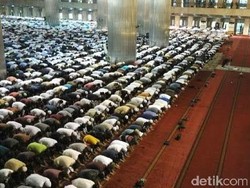 Shalawat Berkumandang, Iringi Salat Gerhana di Masjid Istiqlal
