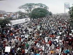 Warga Palembang Saksikan Gerhana, Zikir dan Takbir Terdengar dari Masjid