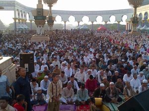 Ribuan Orang Salat Gerhana di Semarang