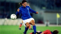 Roberto Baggio adalah salah satu pesepakbola yang pada masa jayanya dikenal punya skill keren. Ada pula yang menganggap gaya rambut kepang kuda-nya ini tak kalah keren. Setuju atau tidak? (Foto: Getty Images Sport/Mike Hewitt)