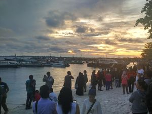 Good Bye Gerhana, Para Wisatawan Tinggalkan Tanjung Kelayang dengan Suka Cita