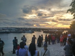 Gerhana Mulai Menyapa, Gema Takbir Bersahut-sahutan di Pantai Tanjung Kelayang