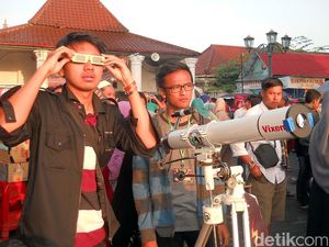Warga Yogya Saksikan Gerhana Warga Yogya Saksikan Gerhana
