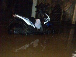 Kali Meluap Saat Hujan Deras, Permukiman di Duren Sawit Banjir