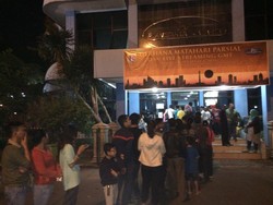 Warga Bawa Anggota Keluarga untuk Lihat Gerhana di Planetarium TIM