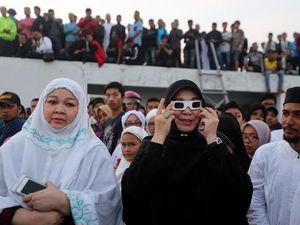 Berbaur Bersama Ribuan Warga, Wali Kota Banda Aceh Illiza Amati Gerhana Matahari Berbaur Bersama Ribuan Warga, Wali Kota Banda Aceh Illiza Amati Gerhana Matahari