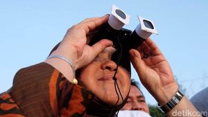 Memburu Gerhana Matahari di Pantai Ria Kenjeran