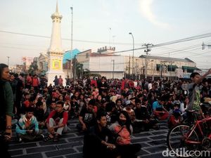 Ribuan Warga Yogyakarta Berkumpul di Tugu Bersiap Saksikan Gerhana Matahari