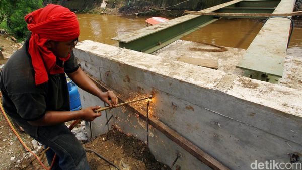 Pembangunan Jembatan Penyeberangan di Sungai Ciliwung