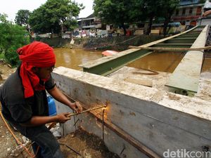 Pembangunan Jembatan Penyeberangan di Sungai Ciliwung