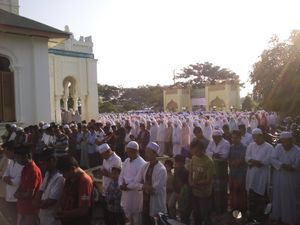 Usai Lihat Kemunculan Gerhana, Ribuan Warga Banda Aceh Salat Sunah di Masjid