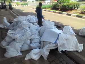 Pasukan Biru Kembali Masuk Gorong-gorong, Masih Banyak Lumpur