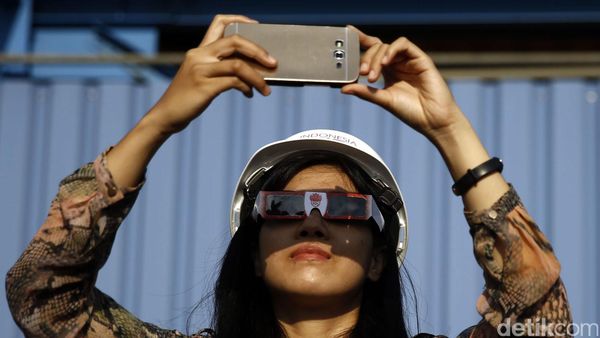 Menonton Gerhana Matahari