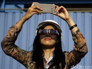 Menonton Gerhana Matahari Menonton Gerhana Matahari