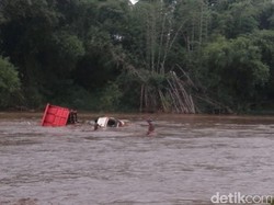 Diterjang Banjir Bandang, Truk Muat Pasir Terseret di Kali Sampeyan