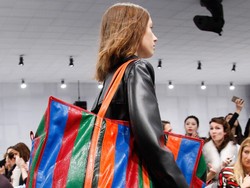 Tas Terbaru Balenciaga Jadi Lelucon di Internet, Disebut Mirip Tas Pasar