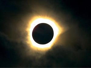 Balikpapan Saksikan Indahnya Korona Matahari di Sela-sela Awan Tebal Balikpapan Saksikan Indahnya Korona Matahari di Sela-sela Awan Tebal