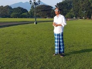 Penampilan Jokowi Saat Lihat Gerhana: Kacamata dan Sarung Penampilan Jokowi Saat Lihat Gerhana: Kacamata dan Sarung