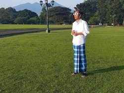 Penampilan Jokowi Saat Lihat Gerhana: Kacamata dan Sarung