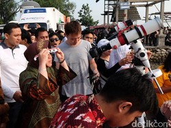 Risma Lihat Gerhana Bersama Ribuan Warga Surabaya di Kenjeran