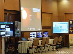 Sistem BMKG Down, Masyarakat Pilih Lihat Langsung Gerhana Pakai Kacamata