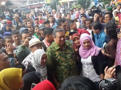 Tiba di Tasikmalaya, SBY Disambut Ratusan Warga di Pasar Kerajinan