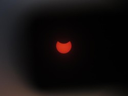 Penampakan Gerhana di Depok, Bulan Mulai Menutup Matahari