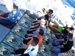 Salat di Tengah Laut Menyambut Datangnya Gerhana Matahari