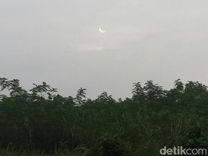 Di Riau, Matahari Terbit Bak Bulan Sabit