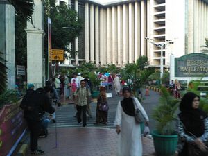 Warga Antusias Salat Gerhana di Masjid Istiqlal