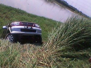 Sebuah Mobil ini Terperosok dan Nyemplung ke Kali BKT di Cilincing