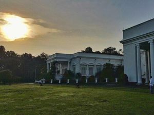 Presiden Jokowi Saksikan Gerhana Matahari di Istana Bogor Presiden Jokowi Saksikan Gerhana Matahari di Istana Bogor