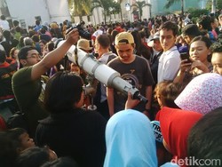Puncak GMT, Warga Antusias Saat Langit Jakarta Meredup