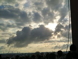 Wisman Sedikit Kecewa Saat Gerhana di Palembang Tertutup Awan