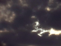 Penampakan Gerhana di Palembang, Terlihat Meski Berawan