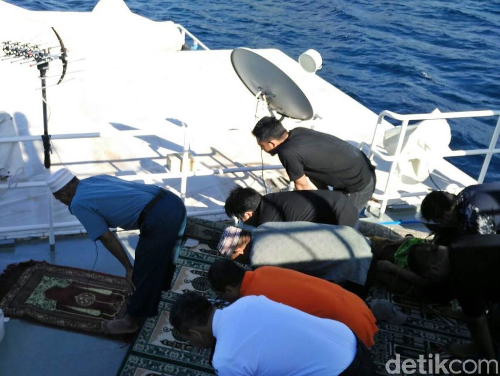 Sholat dalam Kendaraan, Ke Mana Arah Kiblatnya? Sholat dalam Kendaraan, Ke Mana Arah Kiblatnya?