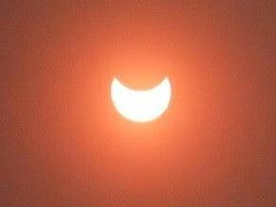 Begini Fase Gerhana Matahari Hingga Membentuk Sabit di Langit Jakarta