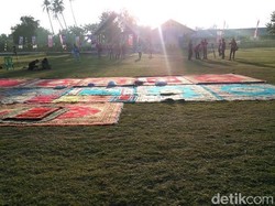 Hamparan Sajadah Disiapkan di Lapangan di Palu untuk Salat Gerhana
