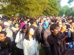 Serunya Melihat Gerhana Matahari di Bandung, Kacamata Jadi Senjata