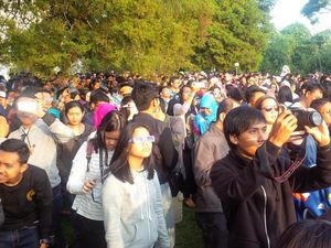 Serunya Melihat Gerhana Matahari di Bandung, Kacamata Jadi Senjata Serunya Melihat Gerhana Matahari di Bandung, Kacamata Jadi Senjata