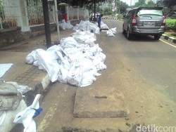 Bersihkan Got Jl Medan Merdeka, Pasukan Biru Angkut 100-an Karung Lumpur