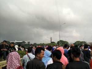 Usai Tonton Gerhana, Warga Berbondong-bondong Tinggalkan Jembatan Ampera