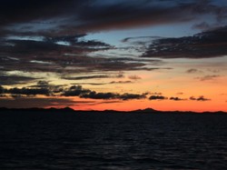 Dahsyatnya Sunrise di Belitung Jelang Gerhana