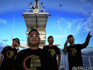 Laskar Gerhana detikcom Nikmati GMT dari Atas Kapal Bakamla Laskar Gerhana detikcom Nikmati GMT dari Atas Kapal Bakamla