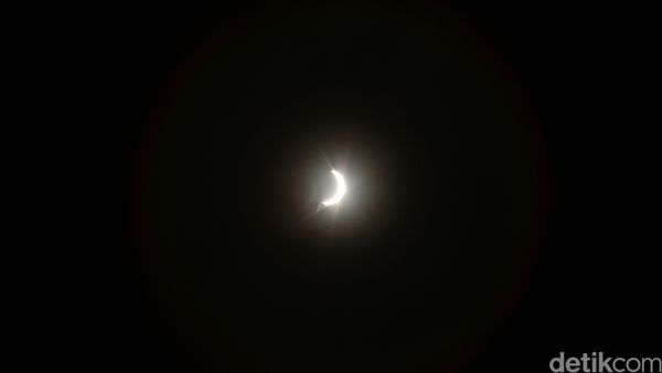 Gerhana Matahari Sebagian di Langit Jakarta