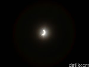 Gerhana Matahari Sebagian di Langit Jakarta