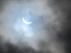 Penampakan Gerhana Matahari Total di Titik Paling Timur Pulau Plun: Beautiful